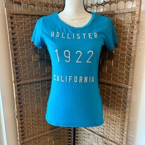Hollister Women's Blue Graphic Tee